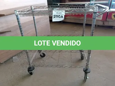LOTE 250 - 01 CARRINHO PARA COPA COM 03 BANDEJAS E RODINHAS. (NO ESTADO) ATENÇÃO! FAZER A VISITAÇÃO ANTES DE ARREMATAR, NÃO SABEMOS SE FUNCIONA. LEILÃO NÃO TEM GARANTIA E NEM DEVOLUÇÃO, SUJEITO A POSSÍVEIS AVARIAS VISÍVEIS/OCULTAS E/OU AUSÊNCIA DE COMPONENTES.