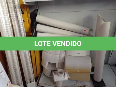 LOTE 271 - 08 PLACAS DE ATENÇÃO PARA PISO MOLHADO, 06 DISPENSES, 03 LUMINÁRIAS E VÁRIOS SUPORTES PARA COPOS DESCARTÁVEIS. (NO ESTADO) ATENÇÃO! FAZER A VISITAÇÃO ANTES DE ARREMATAR, NÃO SABEMOS SE FUNCIONA. LEILÃO NÃO TEM GARANTIA E NEM DEVOLUÇÃO, SUJEITO A POSSÍVEIS AVARIAS VISÍVEIS/OCULTAS E/OU AUSÊNCIA DE COMPONENTES.