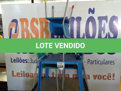 LOTE 228 - 01 MESA INFANTIL COM 04 CADEIRAS. (NO ESTADO) ATENÇÃO! FAZER A VISITAÇÃO ANTES DE ARREMATAR, NÃO SABEMOS SE FUNCIONA. LEILÃO NÃO TEM GARANTIA E NEM DEVOLUÇÃO, SUJEITO A POSSÍVEIS AVARIAS VISÍVEIS/OCULTAS E/OU AUSÊNCIA DE COMPONENTES.