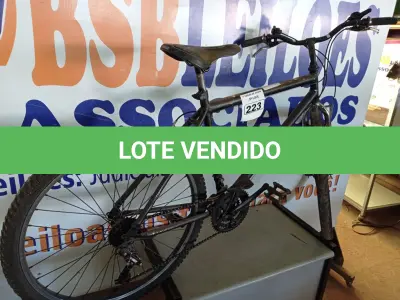 LOTE 223 - 01 BICICLETA ARO 26. (NO ESTADO) ATENÇÃO! FAZER A VISITAÇÃO ANTES DE ARREMATAR, NÃO SABEMOS SE FUNCIONA. LEILÃO NÃO TEM GARANTIA E NEM DEVOLUÇÃO, SUJEITO A POSSÍVEIS AVARIAS VISÍVEIS/OCULTAS E/OU AUSÊNCIA DE COMPONENTES.