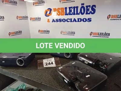 LOTE 244 - 05 PROJETORES MULTIMIDIA MARCAS E MODELOS DIVERSOS. (NO ESTADO) ATENÇÃO! FAZER A VISITAÇÃO ANTES DE ARREMATAR, NÃO SABEMOS SE FUNCIONA. LEILÃO NÃO TEM GARANTIA E NEM DEVOLUÇÃO, SUJEITO A POSSÍVEIS AVARIAS VISÍVEIS/OCULTAS E/OU AUSÊNCIA DE COMPONENTES.
