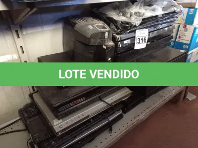 LOTE 316 - 01 LOTE COM DIVERSOS DVDS, 01 CAIXA ELETRÔNICO, PÉS PARA TV, TECLADOS E DIVERSOS. (NO ESTADO) ATENÇÃO! FAZER A VISITAÇÃO ANTES DE ARREMATAR, NÃO SABEMOS SE FUNCIONA. LEILÃO NÃO TEM GARANTIA E NEM DEVOLUÇÃO, SUJEITO A POSSÍVEIS AVARIAS VISÍVEIS/OCULTAS E/OU AUSÊNCIA DE COMPONENTES.