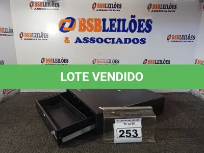 LOTE 253 - 01 CAIXA REGISTRADORA PARA DINHEIRO MANUAL. (NO ESTADO) ATENÇÃO! FAZER A VISITAÇÃO ANTES DE ARREMATAR, NÃO SABEMOS SE FUNCIONA. LEILÃO NÃO TEM GARANTIA E NEM DEVOLUÇÃO, SUJEITO A POSSÍVEIS AVARIAS VISÍVEIS/OCULTAS E/OU AUSÊNCIA DE COMPONENTES.