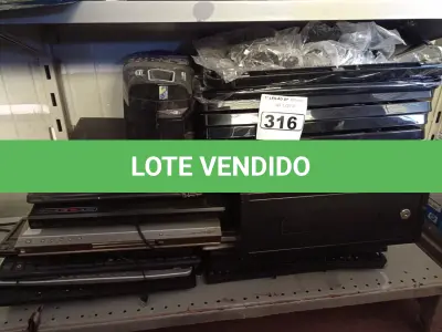 LOTE 316 - 01 LOTE COM DIVERSOS DVDS, 01 CAIXA ELETRÔNICO, PÉS PARA TV, TECLADOS E DIVERSOS. (NO ESTADO) ATENÇÃO! FAZER A VISITAÇÃO ANTES DE ARREMATAR, NÃO SABEMOS SE FUNCIONA. LEILÃO NÃO TEM GARANTIA E NEM DEVOLUÇÃO, SUJEITO A POSSÍVEIS AVARIAS VISÍVEIS/OCULTAS E/OU AUSÊNCIA DE COMPONENTES.