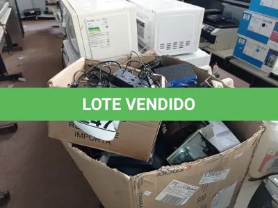 LOTE 247 - 01 CAIXA COM DIVERSOS ITENS: FONTES PARA NOTEBOOK, DISJUNTORES, APARELHOS TELEFÔNICOS...  (NO ESTADO) ATENÇÃO! FAZER A VISITAÇÃO ANTES DE ARREMATAR, NÃO SABEMOS SE FUNCIONA. LEILÃO NÃO TEM GARANTIA E NEM DEVOLUÇÃO, SUJEITO A POSSÍVEIS AVARIAS VISÍVEIS/OCULTAS E/OU AUSÊNCIA DE COMPONENTES.