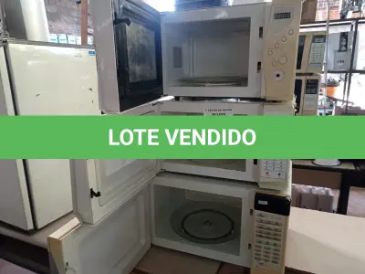 LOTE 254 - 03 MICRO-ONDAS MARCAS E MODELOS DIVERSOS SENDO 02 COM PRATO. (NO ESTADO) ATENÇÃO! FAZER A VISITAÇÃO ANTES DE ARREMATAR, NÃO SABEMOS SE FUNCIONA. LEILÃO NÃO TEM GARANTIA E NEM DEVOLUÇÃO, SUJEITO A POSSÍVEIS AVARIAS VISÍVEIS/OCULTAS E/OU AUSÊNCIA DE COMPONENTES.