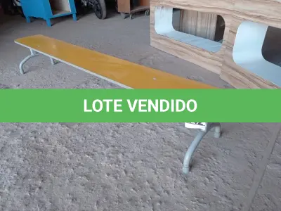 LOTE 442 - 01 BANCO NA COR AMARELA. (NO ESTADO) ATENÇÃO! FAZER A VISITAÇÃO ANTES DE ARREMATAR, NÃO SABEMOS SE FUNCIONA. LEILÃO NÃO TEM GARANTIA E NEM DEVOLUÇÃO, SUJEITO A POSSÍVEIS AVARIAS VISÍVEIS/OCULTAS E/OU AUSÊNCIA DE COMPONENTES.