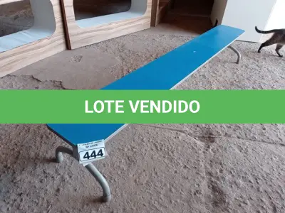 LOTE 444 - 01 BANCO NA COR AZUL. (NO ESTADO) ATENÇÃO! FAZER A VISITAÇÃO ANTES DE ARREMATAR, NÃO SABEMOS SE FUNCIONA. LEILÃO NÃO TEM GARANTIA E NEM DEVOLUÇÃO, SUJEITO A POSSÍVEIS AVARIAS VISÍVEIS/OCULTAS E/OU AUSÊNCIA DE COMPONENTES.