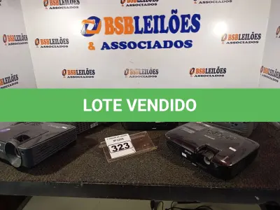 LOTE 323 - 05 PROJETORES MULTIMIDIA MARCAS E MODELOS DIVERSOS. (NO ESTADO) ATENÇÃO! FAZER A VISITAÇÃO ANTES DE ARREMATAR, NÃO SABEMOS SE FUNCIONA. LEILÃO NÃO TEM GARANTIA E NEM DEVOLUÇÃO, SUJEITO A POSSÍVEIS AVARIAS VISÍVEIS/OCULTAS E/OU AUSÊNCIA DE COMPONENTES.