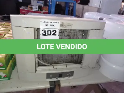 LOTE 302 - 01 APARELHO DE AR CONDICIONADO DE EMBUTIR MARCA ELECTROLUX. (NO ESTADO) ATENÇÃO! FAZER A VISITAÇÃO ANTES DE ARREMATAR, NÃO SABEMOS SE FUNCIONA. LEILÃO NÃO TEM GARANTIA E NEM DEVOLUÇÃO, SUJEITO A POSSÍVEIS AVARIAS VISÍVEIS/OCULTAS E/OU AUSÊNCIA DE COMPONENTES.