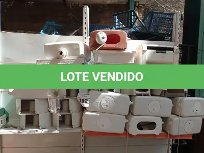 LOTE 392 - 01 LOTE COM DISPENSES, CAIXA DE DESCARGA, E SUCATA DE ARMÁRIOS DE ESPELHO PARA BANHEIRO. (NO ESTADO) ATENÇÃO! FAZER A VISITAÇÃO ANTES DE ARREMATAR, NÃO SABEMOS SE FUNCIONA. LEILÃO NÃO TEM GARANTIA E NEM DEVOLUÇÃO, SUJEITO A POSSÍVEIS AVARIAS VISÍVEIS/OCULTAS E/OU AUSÊNCIA DE COMPONENTES.