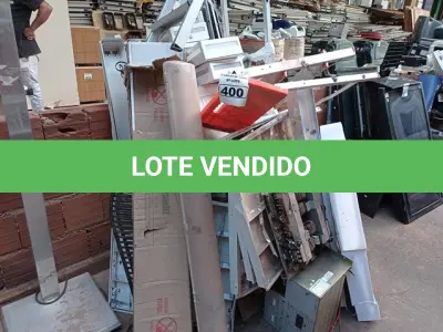 LOTE 400 - 01 QUADRO ELÉTRICO E LUMINÁRIAS DIVERSAS. (NO ESTADO) ATENÇÃO! FAZER A VISITAÇÃO ANTES DE ARREMATAR, NÃO SABEMOS SE FUNCIONA. LEILÃO NÃO TEM GARANTIA E NEM DEVOLUÇÃO, SUJEITO A POSSÍVEIS AVARIAS VISÍVEIS/OCULTAS E/OU AUSÊNCIA DE COMPONENTES.