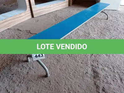 LOTE 443 - 01 BANCO NA COR AZUL. (NO ESTADO) ATENÇÃO! FAZER A VISITAÇÃO ANTES DE ARREMATAR, NÃO SABEMOS SE FUNCIONA. LEILÃO NÃO TEM GARANTIA E NEM DEVOLUÇÃO, SUJEITO A POSSÍVEIS AVARIAS VISÍVEIS/OCULTAS E/OU AUSÊNCIA DE COMPONENTES.