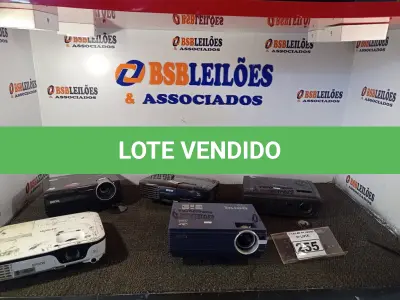 LOTE 255 - 05 PROJETORES MULTIMIDIA MARCAS E MODELOS DIVERSOS. (NO ESTADO) ATENÇÃO! FAZER A VISITAÇÃO ANTES DE ARREMATAR, NÃO SABEMOS SE FUNCIONA. LEILÃO NÃO TEM GARANTIA E NEM DEVOLUÇÃO, SUJEITO A POSSÍVEIS AVARIAS VISÍVEIS/OCULTAS E/OU AUSÊNCIA DE COMPONENTES.