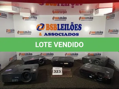 LOTE 323 - 05 PROJETORES MULTIMIDIA MARCAS E MODELOS DIVERSOS. (NO ESTADO) ATENÇÃO! FAZER A VISITAÇÃO ANTES DE ARREMATAR, NÃO SABEMOS SE FUNCIONA. LEILÃO NÃO TEM GARANTIA E NEM DEVOLUÇÃO, SUJEITO A POSSÍVEIS AVARIAS VISÍVEIS/OCULTAS E/OU AUSÊNCIA DE COMPONENTES.