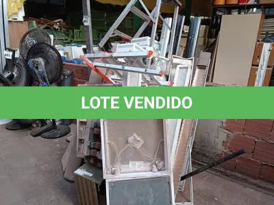 LOTE 400 - 01 QUADRO ELÉTRICO E LUMINÁRIAS DIVERSAS. (NO ESTADO) ATENÇÃO! FAZER A VISITAÇÃO ANTES DE ARREMATAR, NÃO SABEMOS SE FUNCIONA. LEILÃO NÃO TEM GARANTIA E NEM DEVOLUÇÃO, SUJEITO A POSSÍVEIS AVARIAS VISÍVEIS/OCULTAS E/OU AUSÊNCIA DE COMPONENTES.
