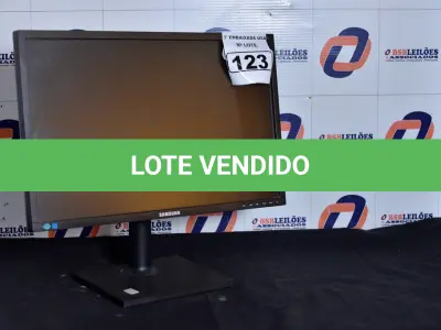 LOTE 123 - 01 MONITOR 22’’ LCD SEM O PÉ MARCA SAMSUNG. (NO ESTADO) AV9705L