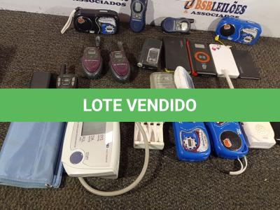 LOTE 010 - 01 LOTE COM 04 RADINHOS AM-FM-TV, 01 BABÁ ELETRÔNICA, 02 MEDIDORES DE PRESSÃO, 01 CARREGADOR DE PILHAS, 05 RÁDIOS COMUNICADORES, 02 MINI GRAVADORES CASSETE E 05 CARREGADORES PORTÁTIL PARA CELULAR.  (NO ESTADO) ATENÇÃO! FAZER A VISITAÇÃO ANTES DE ARREMATAR, NÃO SABEMOS SE FUNCIONA. LEILÃO NÃO TEM GARANTIA E NEM DEVOLUÇÃO, SUJEITO A POSSÍVEIS AVARIAS VISÍVEIS/OCULTAS E/OU AUSÊNCIA DE COMPONENTES.