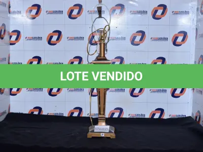 LOTE 026 - 01 ABAJUR SEM A CÚPULA 250V. (LAMPHOSEHOLD, TABLE) (NO ESTADO) AV9440U