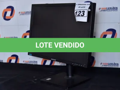 LOTE 123 - 01 MONITOR 22’’ LCD SEM O PÉ MARCA SAMSUNG. (NO ESTADO) AV9705L