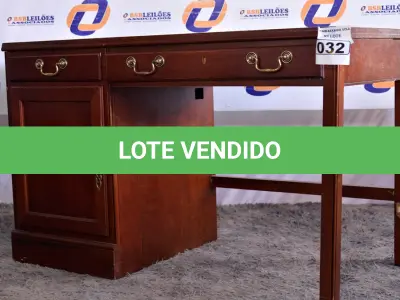 LOTE 032 - 01 MESA DE MADEIRA COM 02 GAVETAS E 01 COMPARTIMENTO (DESK, HOUSEHOLD, STAANDARD) (NO ESTADO) BF8640B