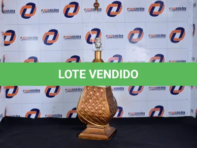 LOTE 013 - 01 ABAJUR SEM A CÚPULA 250V. (LAMPHOSEHOLD, TABLE) (NO ESTADO) AV9422N