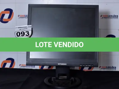 LOTE 093 - 01 MONITOR 19’’ LCD COM PÉ MARCA HYUNDAI. (NO ESTADO) AV9706T