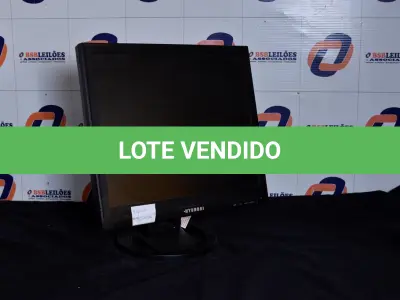 LOTE 086 - 01 MONITOR 19’’ LCD COM O PÉ MARCA HYUNDAI. (NO ESTADO) AV9706S