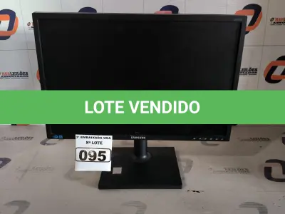 LOTE 095 - 01 MONITOR 22’’ MARCA SAMSUNG COM PÉ (NO ESTADO) AV9706C