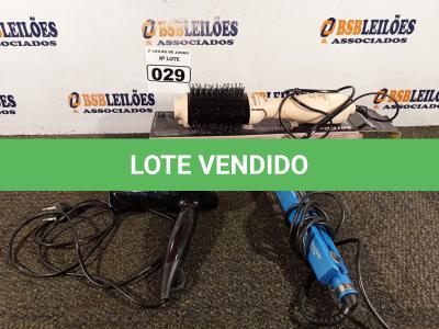 LOTE 029 - 01 PRANCHA COM AVARIAS, 01 SECADOR DE CABELO E 01 ESCOVA SECADORA/MODELADORA 220V. (LIGANDO) (NO ESTADO) ATENÇÃO! FAZER A VISITAÇÃO ANTES DE ARREMATAR, NÃO SABEMOS SE FUNCIONA. LEILÃO NÃO TEM GARANTIA E NEM DEVOLUÇÃO, SUJEITO A POSSÍVEIS AVARIAS VISÍVEIS/OCULTAS E/OU AUSÊNCIA DE COMPONENTES.