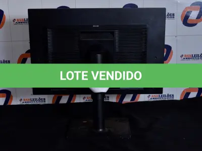 LOTE 090 - 01 MONITOR 22’’ MARCA SAMSUNG COM PÉ. (NO ESTADO) AV9705Y