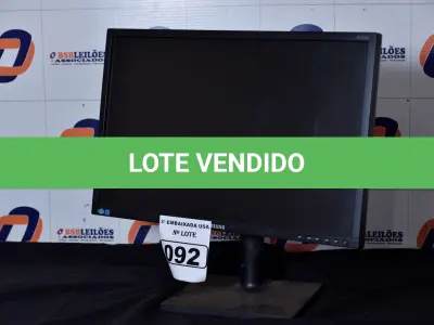 LOTE 092 - 01 MONITOR 22’’ MARCA SAMSUNG COM PÉ. (NO ESTADO) AV9705P