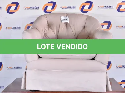 LOTE 005 - 01 POLTRONA COM AVARIAS EM 01 DOS PÉS.  (CHAIR, HSLD, EASY) (NO ESTADO) AV9981G