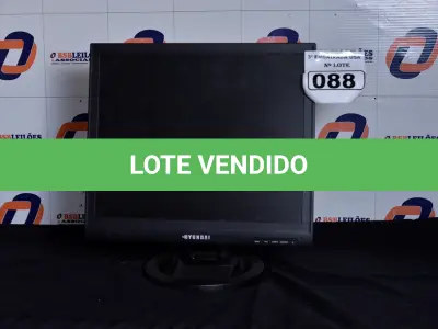 LOTE 088 - 01 MONITOR 19’’ LCD COM PÉ MARCA HYUNDAI. (NO ESTADO) AV9705K