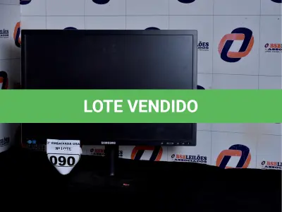 LOTE 090 - 01 MONITOR 22’’ MARCA SAMSUNG COM PÉ. (NO ESTADO) AV9705Y