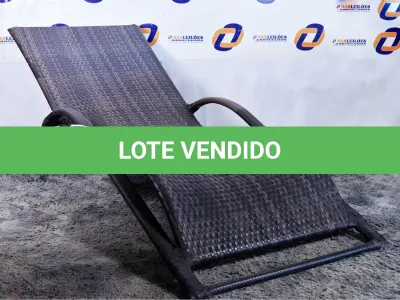 LOTE 009 - 01 ESPREGUIÇADEIRA DE PISCINA.  (CHAIR, HSLD, GARDEN) (NO ESTADO) AV9505B