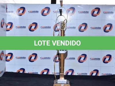 LOTE 026 - 01 ABAJUR SEM A CÚPULA 250V. (LAMPHOSEHOLD, TABLE) (NO ESTADO) AV9440U