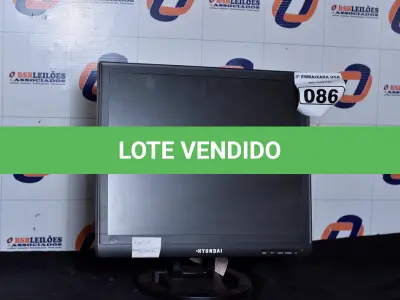 LOTE 086 - 01 MONITOR 19’’ LCD COM O PÉ MARCA HYUNDAI. (NO ESTADO) AV9706S