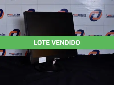 LOTE 086 - 01 MONITOR 19’’ LCD COM O PÉ MARCA HYUNDAI. (NO ESTADO) AV9706S