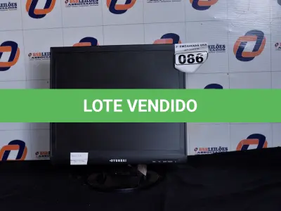 LOTE 086 - 01 MONITOR 19’’ LCD COM O PÉ MARCA HYUNDAI. (NO ESTADO) AV9706S