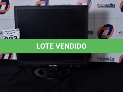 LOTE 093 - 01 MONITOR 19’’ LCD COM PÉ MARCA HYUNDAI. (NO ESTADO) AV9706T