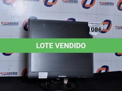LOTE 086 - 01 MONITOR 19’’ LCD COM O PÉ MARCA HYUNDAI. (NO ESTADO) AV9706S