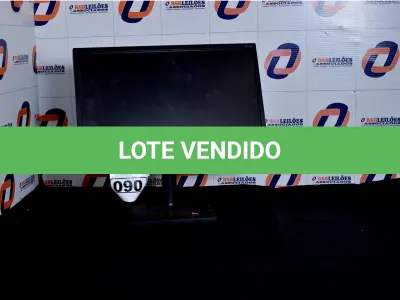 LOTE 090 - 01 MONITOR 22’’ MARCA SAMSUNG COM PÉ. (NO ESTADO) AV9705Y