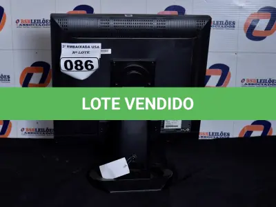 LOTE 086 - 01 MONITOR 19’’ LCD COM O PÉ MARCA HYUNDAI. (NO ESTADO) AV9706S