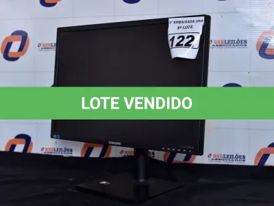 LOTE 122 - 01 MONITOR 22’’ LCD SEM O PÉ MARCA SAMSUNG. (NO ESTADO) AV9705U