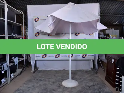 LOTE 133 - 01 OMBRELONE COM O CONTRAPESO DA BASE. (UMBRELA) (NO ESTADO) BH1648F