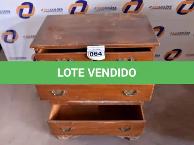LOTE 064 - 01 CÔMODA EM MADEIRA COM 06 GAVETAS. (HIGHBOY) (NO ESTADO) AV9678F