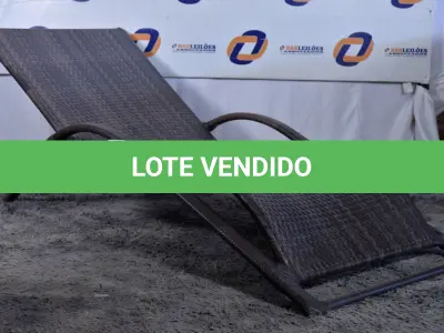 LOTE 009 - 01 ESPREGUIÇADEIRA DE PISCINA.  (CHAIR, HSLD, GARDEN) (NO ESTADO) AV9505B