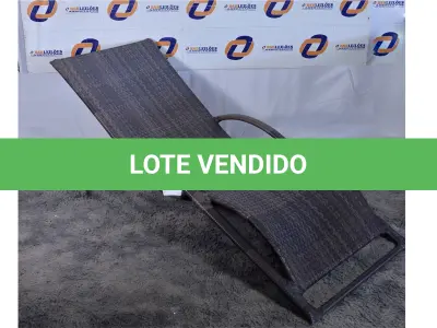 LOTE 009 - 01 ESPREGUIÇADEIRA DE PISCINA.  (CHAIR, HSLD, GARDEN) (NO ESTADO) AV9505B