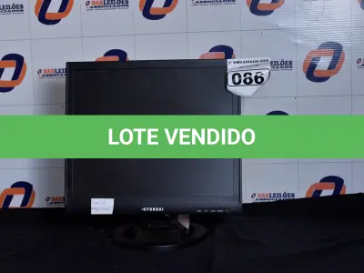 LOTE 086 - 01 MONITOR 19’’ LCD COM O PÉ MARCA HYUNDAI. (NO ESTADO) AV9706S